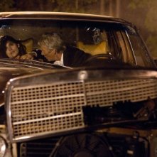 La frode: Laetitia Casta soccorsa da Richard Gere dopo un incidente d'auto in una scena