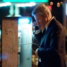 La frode: Richard Gere chiama da una cabina telefonica in una scena del film