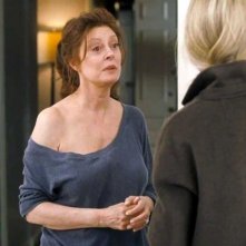 La frode: Susan Sarandon e Brit Marling in una scena