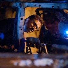 La frode: Tim Roth durante un'ispezione in una scena del thriller