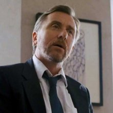 La frode: Tim Roth nei panni del detective Michael Bryer in una scena del thriller