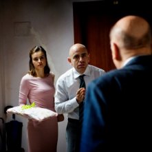 Tutti contro tutti: Rolando Ravello insieme a Kasia Smutniak in una scena