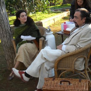 Evelyn Famà e Nino Frassica durante una pausa sul set del film Un Milione di Giorni di Manuel Giliberti