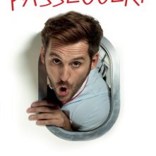 Gli amanti passeggeri: il character poster italiano con Raúl Arévalo