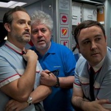 Gli Amanti Passeggeri Il Regista Pedro Almodovar Sul Set Con Javier Camara E Carlos Areces 266393