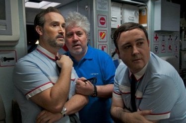 Gli amanti passeggeri: il regista Pedro Almodóvar sul set con Javier Cámara e Carlos Areces