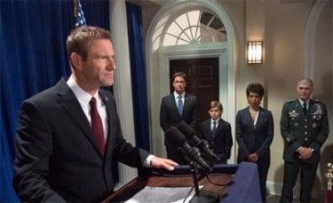 Attacco al potere - Olympus Has Fallen: Aaron Eckhart tiene un discorso. Sullo sfondo il suo staff capitanato da Gerard Butler e Angela Bassett