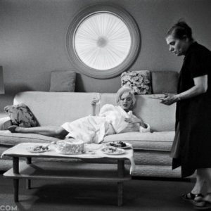 Marilyn Monroe impegnata sul set del film Something's Got to Give in una foto pubblicata nel 2013 da Vanity Fair