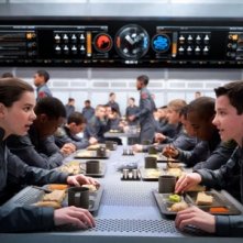 Ender S Game Hailee Steinfeld E Asa Butterfield A Tavola Insieme Agli Altri Interpreti 266580