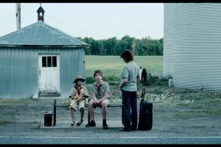 Trailer - Vic and Flo Saw a Bear