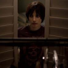 La madre: Jessica Chastain guarda sospettosa nell'armadio in una scena