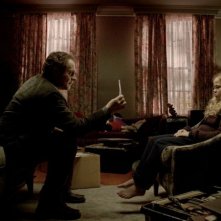 Mama: la piccola Megan Charpentier in una scena con Daniel Kash