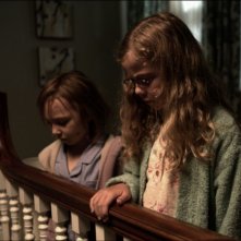 Mama: Megan Charpentier con Isabelle Nélisse in un'inquietante scena del film
