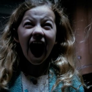 Mama: Megan Charpentier in una spaventosa scena del film