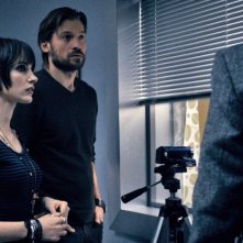 Mama: Nikolaj Coster-Waldau insieme a Jessica Chastain in una scena del film