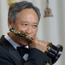 Oscar 2013 Ang Lee Bacia La Statuetta Vinta Per La Regia Di Vita Di Pi 266798