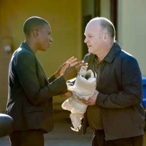 Cult: Aisha Hinds e Chris Nowland nell'episodio In The Blood