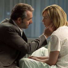 Jean Dujardin con Cecile de France in una scena di Möbius