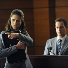 The Good Wife: Amanda Peet e Josh Charles nell'episodio Here Comes the Judge