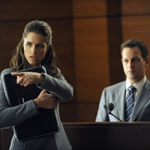 The Good Wife: Amanda Peet e Josh Charles nell'episodio Here Comes the Judge