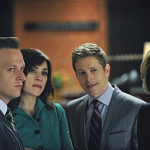 The Good Wife: Josh Charles, Julianna Margulies, Matt Czuchry e Christine Baranski nell'episodio I Fought the Law