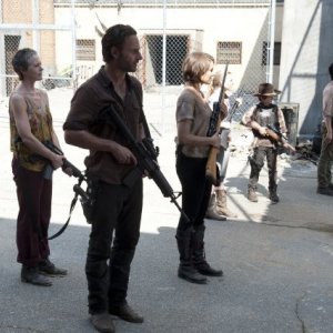 The Walking Dead: Andrew Lincoln, Melissa McBride, Lauren Cohan, Emily Kinney, Steven Yeun e Chandler Riggs nell'episodio Giuda