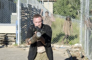 The Walking Dead: Michael Rooker in una scena dell'episodio Giuda