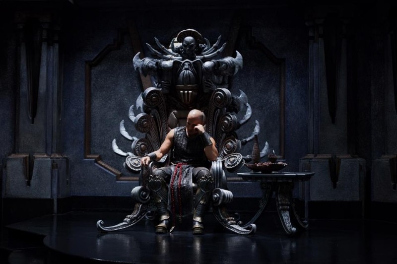 Vin Diesel Seduto Su Un Trono In Una Scena Di Riddick 266859