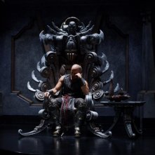 Vin Diesel seduto su un trono in una scena di Riddick