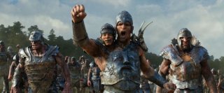 Il cacciatore di giganti: l'esercito dei giganti esulta in una scena del film