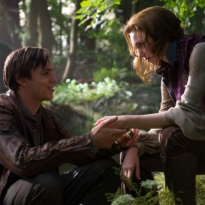 Il cacciatore di giganti: Nicholas Hoult e Eleanor Tomlinson in una tenera scena del film