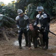 Il contadino Jack (Nicholas Hoult) catturato in una scena de Il cacciatore di giganti