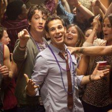 Miles Teller con Skylar Astin in una scena di Un compleanno da leoni