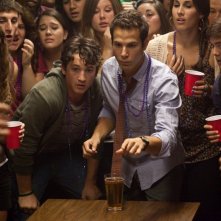 Miles Teller e Skylar Astin in una scena di Un compleanno da leoni