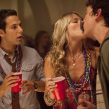 Miles Teller e Skylar Astin in una scena di Un compleanno da leoni con Sarah Wright