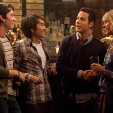 Miles Teller, Skylar Astin e Justin Chon in una scena di Un compleanno da leoni con Sarah Wright