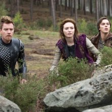 Nicholas Hoult con Eleanor Tomlinson e Ewan McGregor in una scena de Il cacciatore di giganti