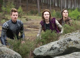 Nicholas Hoult con Eleanor Tomlinson e Ewan McGregor in una scena de Il cacciatore di giganti