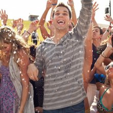 Skylar Astin e Sarah Wright nella commedia Un compleanno da leoni