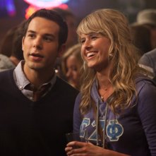Skylar Astin in Un compleanno da leoni con Sarah Wright