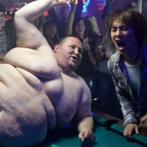 Un compleanno da leoni: Justin Chon in una sequenza della pellicola