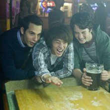 Un compleanno da leoni: Miles Teller e Skylar con Justin Chon