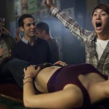 Un compleanno da leoni: Miles Teller e Skylar con Justin Chon in una sequenza