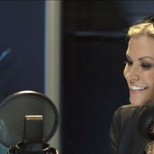 All You Can Dream: Anastacia con Hali Mason sorridenti in una scena del film