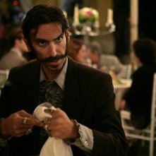 AmeriQua: Matteo Reza Azchirvani in una scena