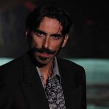 AmeriQua: Matteo Reza Azchirvani in una scena nei panni di Jaroslav