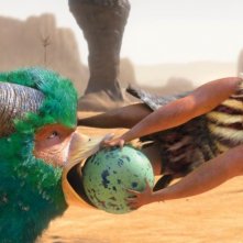 I Croods: mamma Ugga in una scena del film tenta di salvare il suo uovo