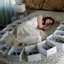 Stoker: Mia Wasikowska circondata da scatole di scarpe in una scena del film