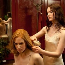 Stoker: Mia Wasikowska pettina i capelli a Nicole Kidman in una scena