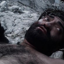 Su Re: Fiorenzo Mattu è il Cristo sulla croce in una scena del film